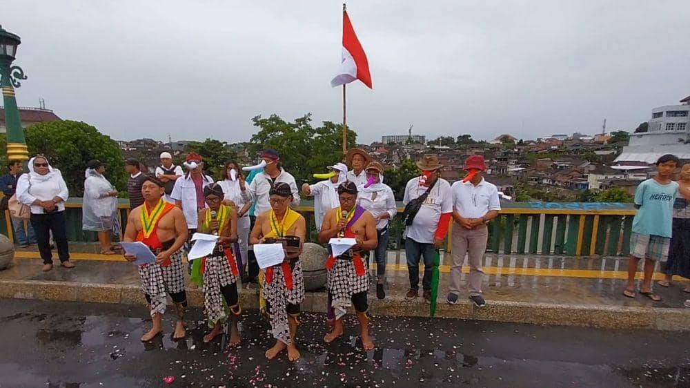 Warga Jogja Gelar Larung Sangkala untuk Buang Sifat Negatif