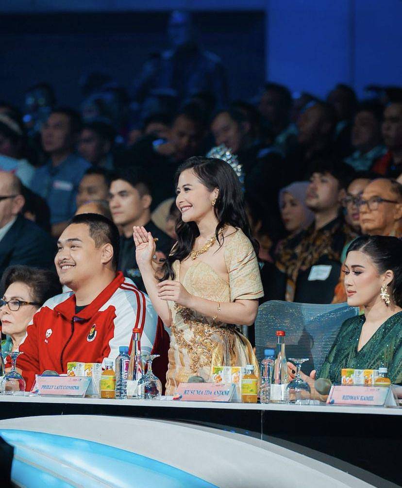 potret Prilly Latuconsina jadi juri di malam final Puteri Indonesia 2024 (Instagram.com/prillylatuconsina96)