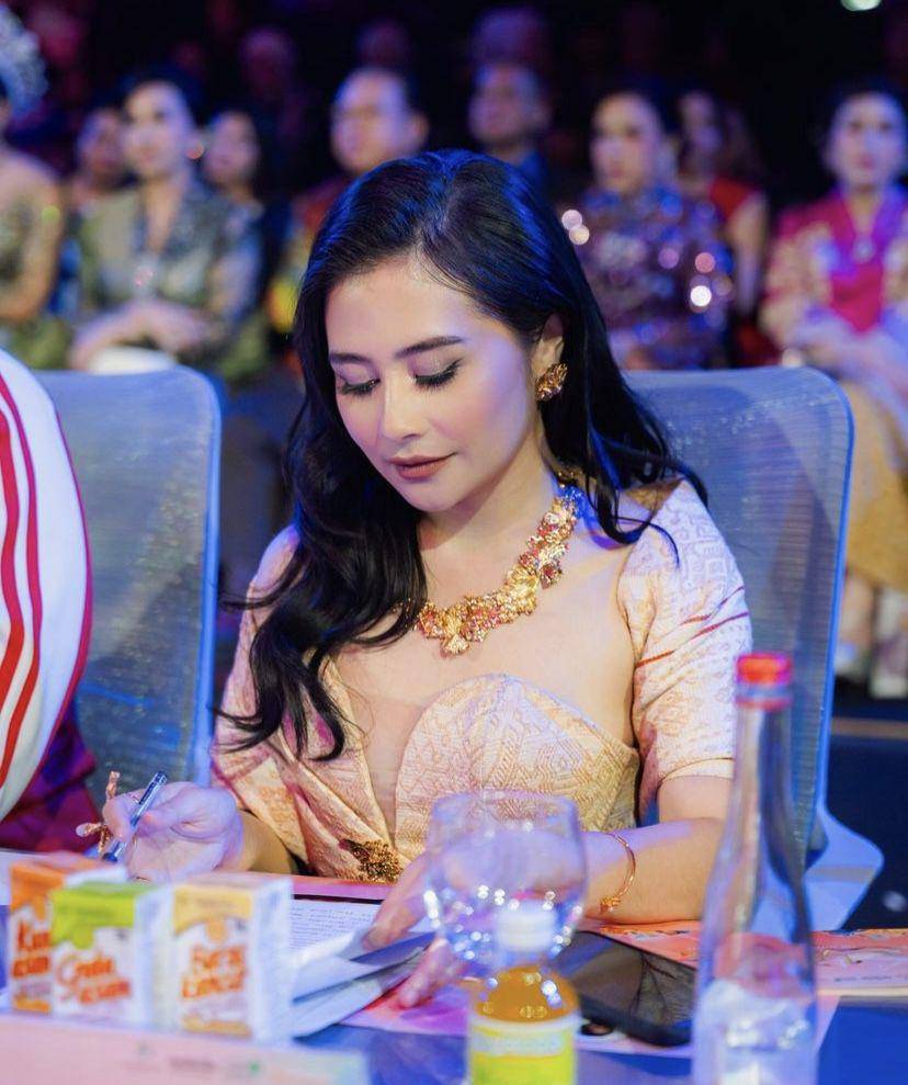 potret Prilly Latuconsina jadi juri di malam final Puteri Indonesia 2024 (Instagram.com/prillylatuconsina96)
