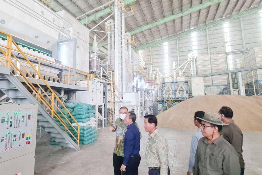 Duta Besar RI untuk Kamboja Santo Darmosumarto kunjungi lumbung padi Kamboja. (dok. KBRI Phnom Penh)
