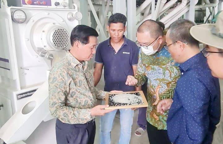 Duta Besar RI untuk Kamboja Santo Darmosumarto kunjungi lumbung padi Kamboja. (dok. KBRI Phnom Penh)