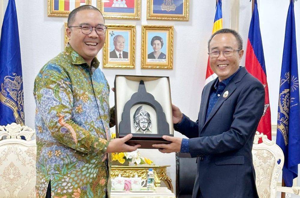 Duta Besar RI untuk Kamboja Santo Darmosumarto kunjungi lumbung padi Kamboja. (dok. KBRI Phnom Penh)