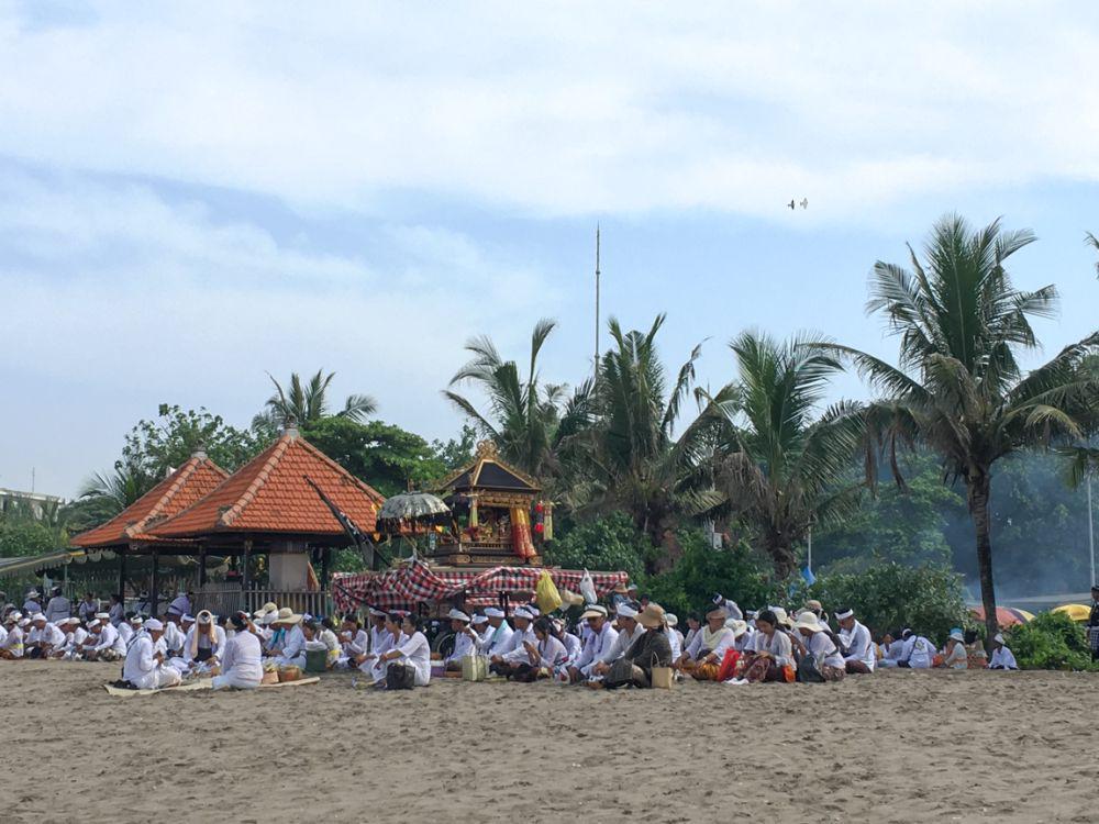 8 Potret Melasti di Pantai Petitenget dan Ritual Ngurek