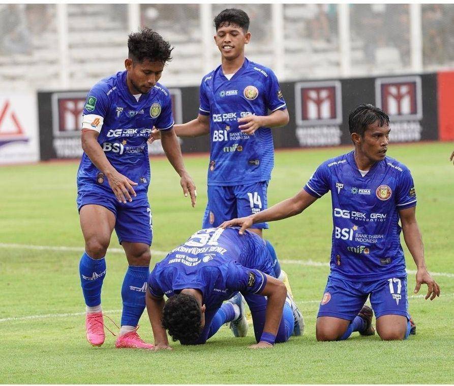 Persiraja merayakan gol penalti Zikri Ardiansyah (instagram/persirajaofficial)