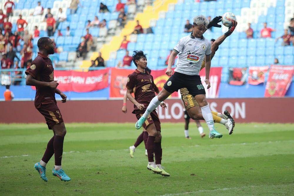 PSS Sleman melawan PSM Makassar dalam pertandingan pekan ke-28 BRI Liga 1 2023/24 di Stadion Batakan, Balikpapan, Jumat (8/3/2024). (ligaindonesiabaru.com)