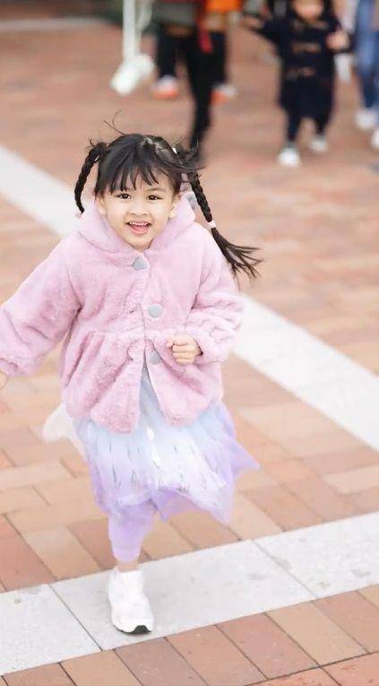 potret cipung dan sepupu di Tokyo Disneyland (instagram.com/ritchieismail)