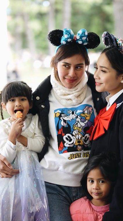 potret cipung dan sepupu di Tokyo Disneyland (instagram.com/ritchieismail)