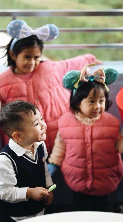 potret cipung dan sepupu di Tokyo Disneyland (instagram.com/ritchieismail)