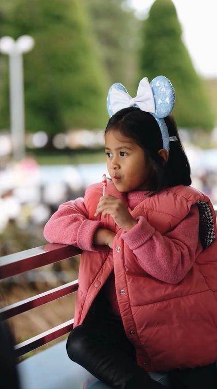 potret cipung dan sepupu di Tokyo Disneyland (instagram.com/ritchieismail)