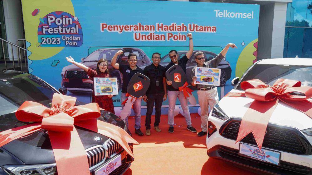 Penyerahan hadiah utama Undian Poin Festival 2023. (Dok. Telkomsel).