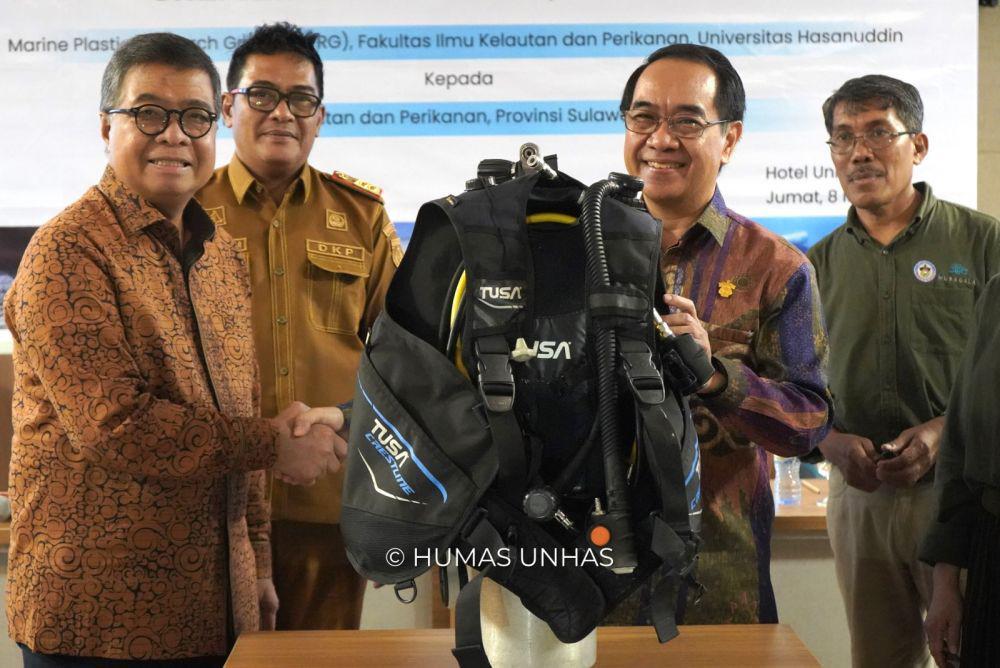 Unhas Serahkan Konservasi Habitat Penyu Balabalakang ke Pemprov Sulbar