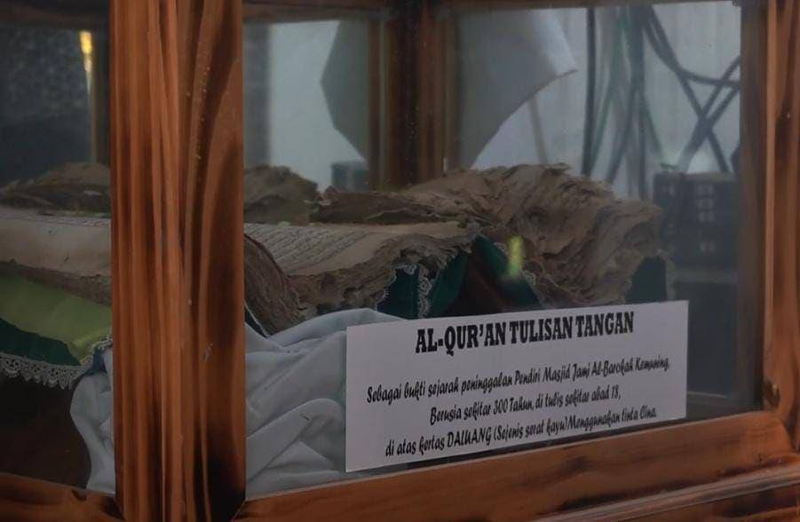 Al-Qur'an tulis tangan berumur 300 tahun di Desa Kemuning (IDN Times/Sherlina Purnamasari)
