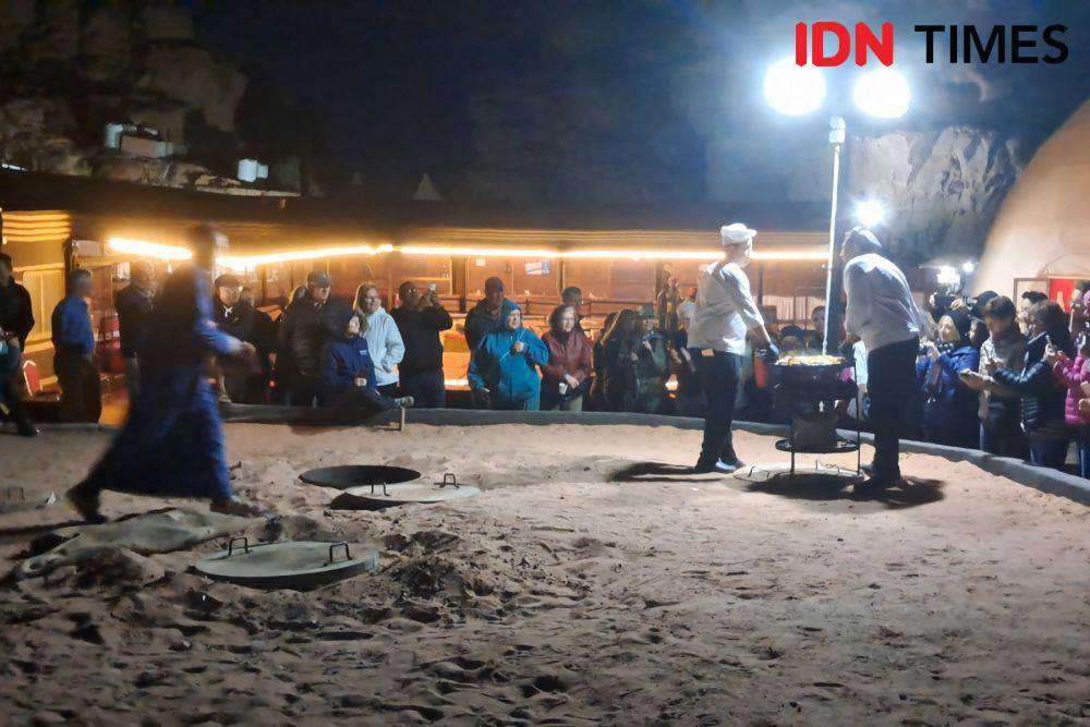 Persiapan makan malam di Wadi Rum, Yordania. (IDN Times/Trio Hamdani)