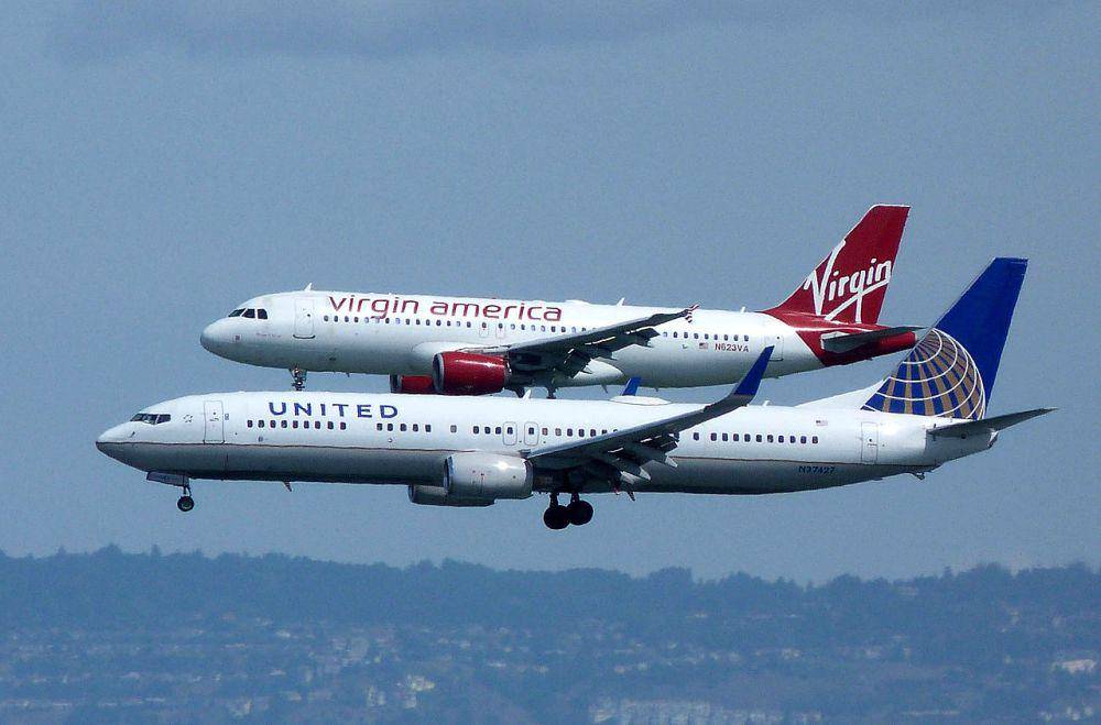 kompetitor utama A320 (belakang-milik Maskapai Virgin America) adalah Boeing 737 next generation (depan-milik Maskapai United Airlines) (commons.wikimedia.org/Bill Larkins)