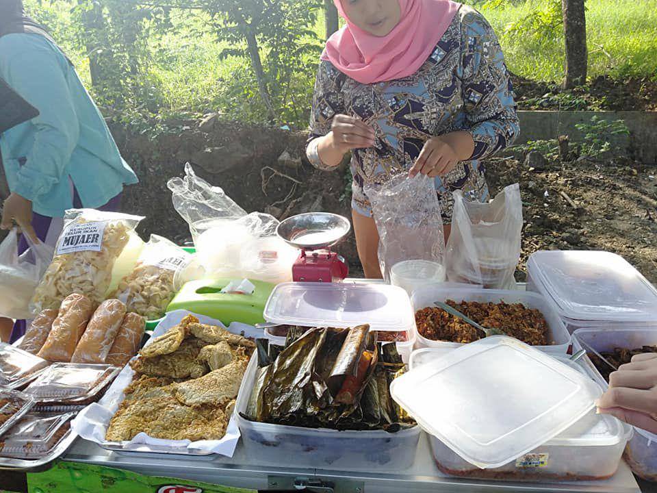 Jual makanan di Lidah Wetan. Facebook/Christine Widiastutik