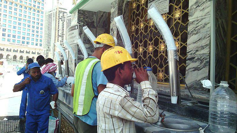 5 Keunggulan Air Zamzam Dibandingkan Air Biasa