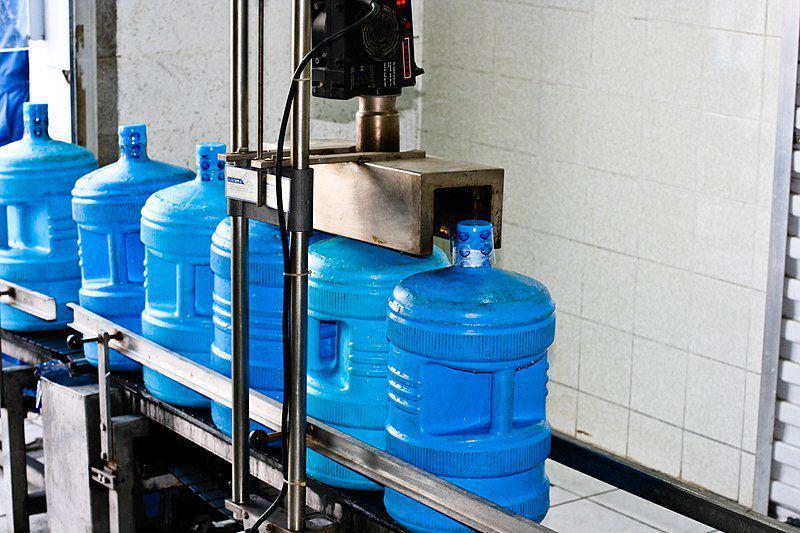 Air zamzam dalam bentuk galon bisa didistribusikan lebih luas lagi. (commons.wikimedia.org/Mohammed Adow)
