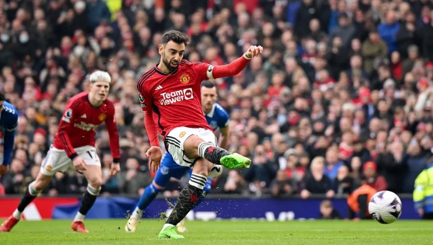 Bruno Fernandes mengeksekusi penalti. (premierleague.com)