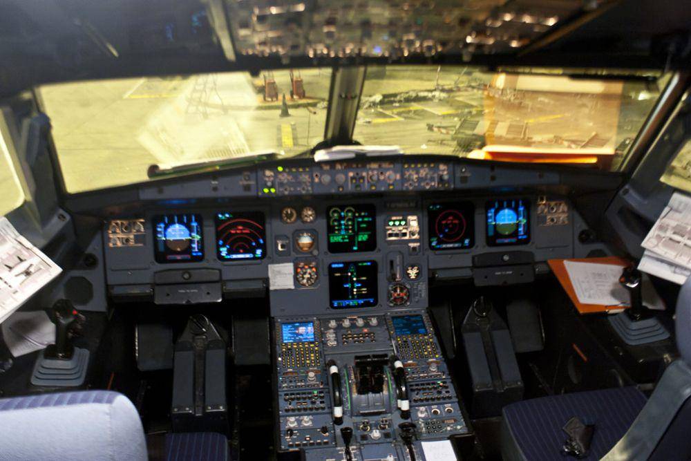 potret kokpit pesawat A320 milik Maskapai Air France, terlihat ciri khas pesawat Airbus dengan kendali side joysticknya (commons.wikimedia.org/Louis)