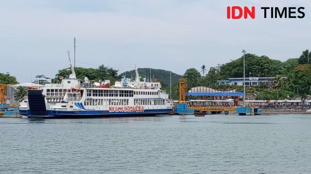 Kapal penyeberangan saat sandar di Pelabuhan Lembar Lombok Barat. (IDN Times/Muhammad Nasir)