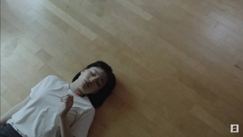 cuplikan MV "Hug Me Tight" dari Heo Hoy Kyung (youtube.com/Mirrorball Music)