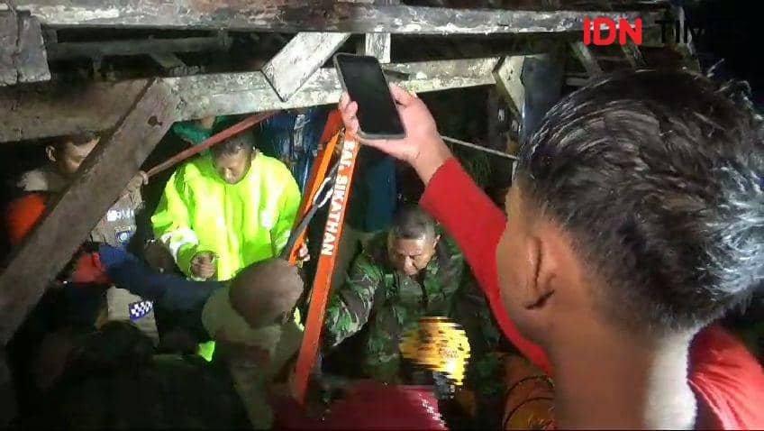 Tim SAR evakuasi petani Ngawi terpeleset kedalam sumur sedalam 15 meter. IDN Times/ Riyanto