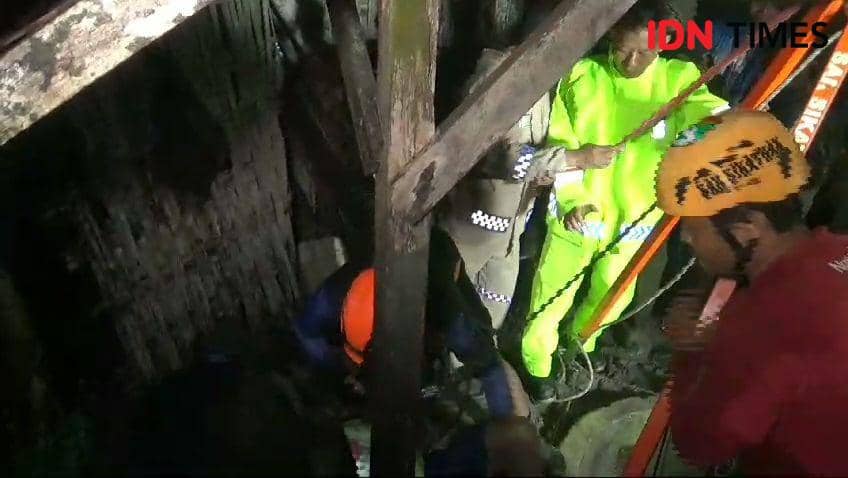 Tim SAR evakuasi petani Ngawi terpeleset kedalam sumur sedalam 15 meter. IDN Times/ Riyanto