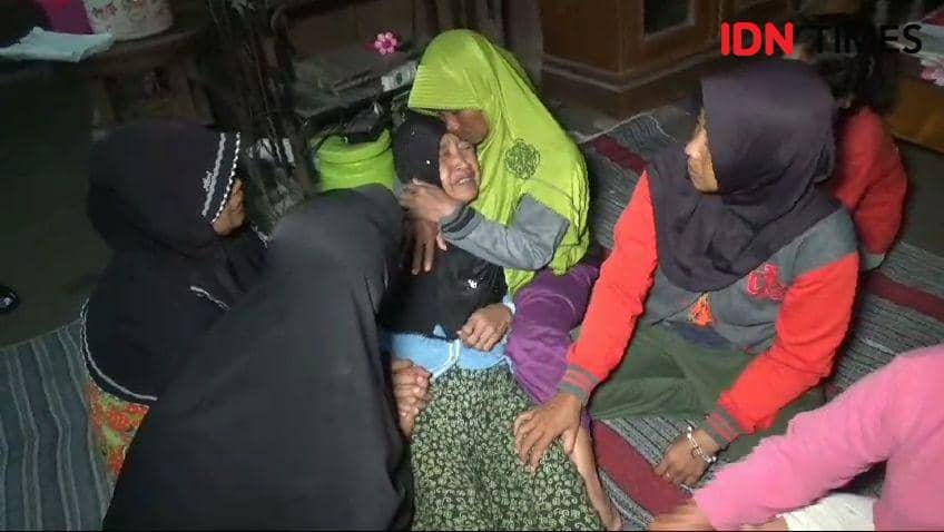Istri korban tak kuas menahan kesedihan mendapati suaminya tak bernyawa. IDN Times/ Riyanto