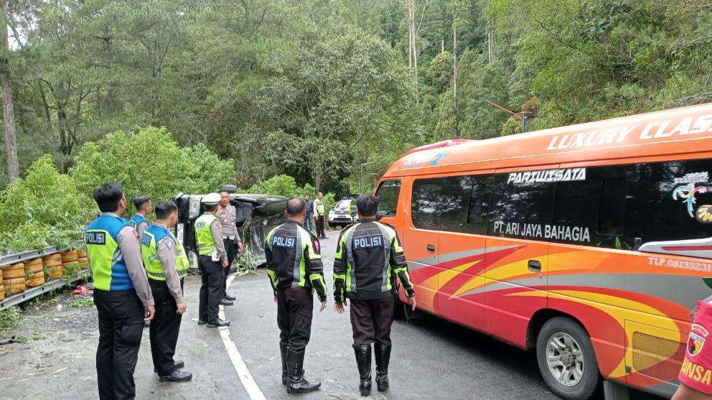 Elf Wisatawan Asal Tulungagung Terguling di Jalan Tembus Sarangan