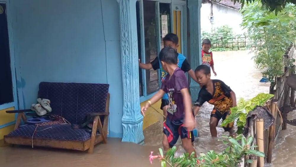 Ratusan warga di Balerejo Madiun mengungsi ketempat yang lebih aman. IDN Times/ Riyanto