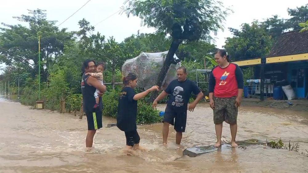 Ratusan warga di Balerejo Madiun mengungsi ketempat yang lebih aman. IDN Times/ Riyanto