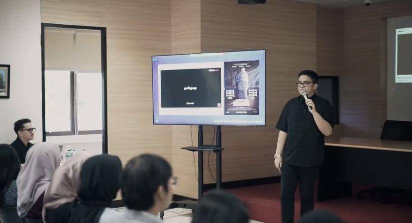 potret Umay Shahab jadi dosen tamu di Vokasi Universitas Indonesia (Instagram.com/umayshahab)