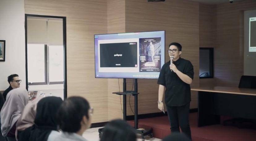 potret Umay Shahab jadi dosen tamu di Vokasi Universitas Indonesia (Instagram.com/umayshahab)