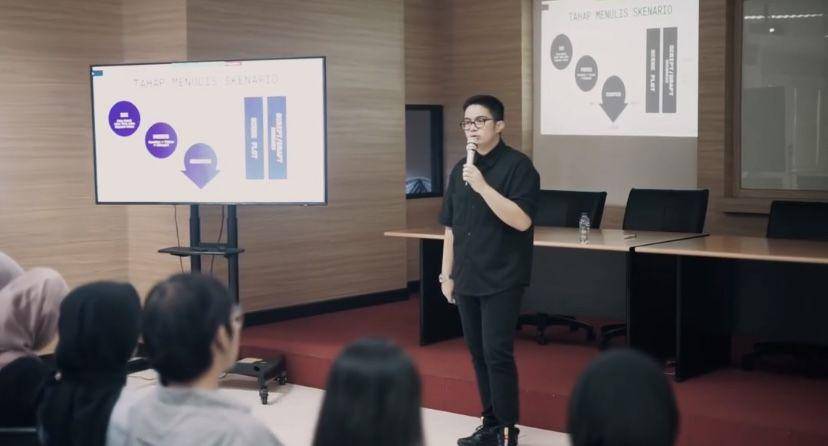 potret Umay Shahab jadi dosen tamu di Vokasi Universitas Indonesia (Instagram.com/umayshahab)
