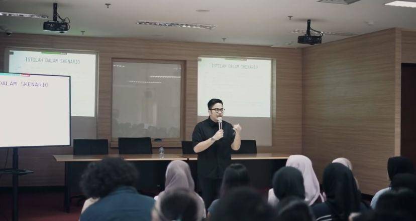 potret Umay Shahab jadi dosen tamu di Vokasi Universitas Indonesia (Instagram.com/umayshahab)