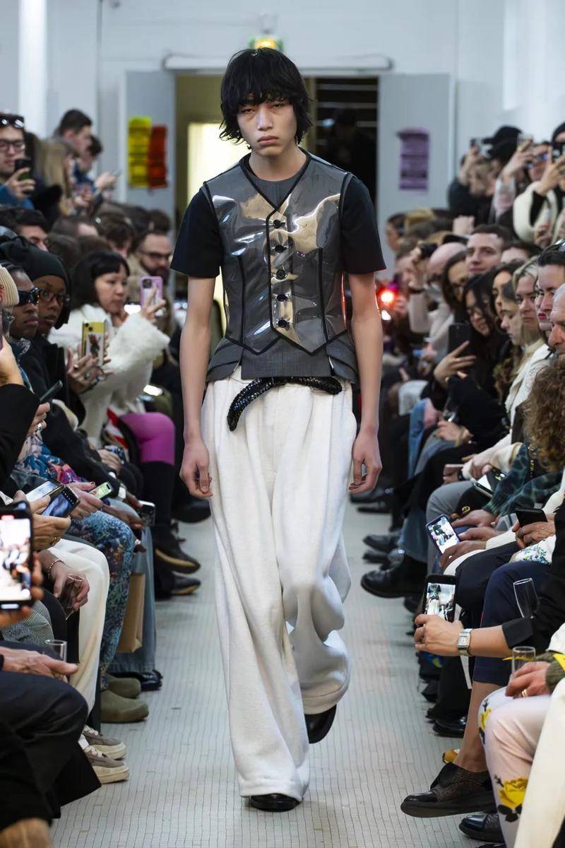 Meryll Rogge F/W '24 di Paris Fashion Week 2024 (instagram.com/eriveltonhoskenstylist)