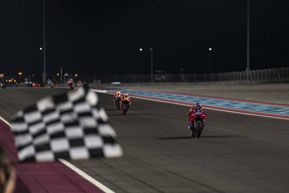 Jorge Martin saat melintasi garis finis di sprint race GP Qatar 2024. (twitter.com/88jorgemartin)