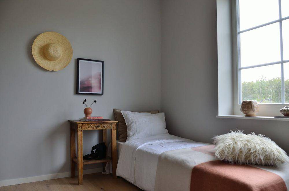 inspirasi penataan kamar sederhana (pexels.com/Alexander Zvir)