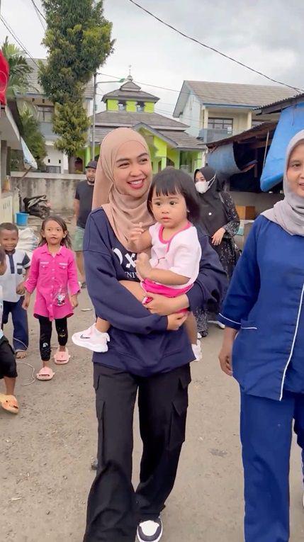 potret Ria Ricis dan Moana bagi-bagi uang dan makanan (instagram.com/riaricis1795)
