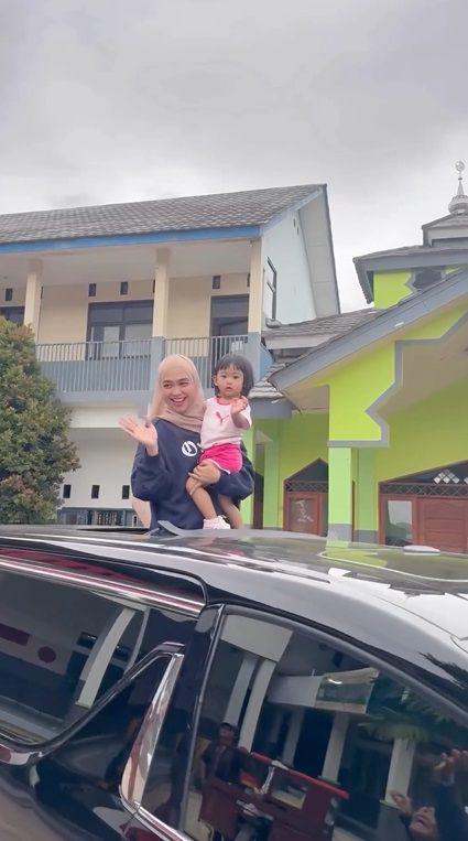 potret Ria Ricis dan Moana bagi-bagi uang dan makanan (instagram.com/riaricis1795)