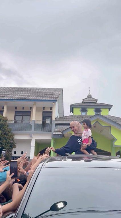 potret Ria Ricis dan Moana bagi-bagi uang dan makanan (instagram.com/riaricis1795)