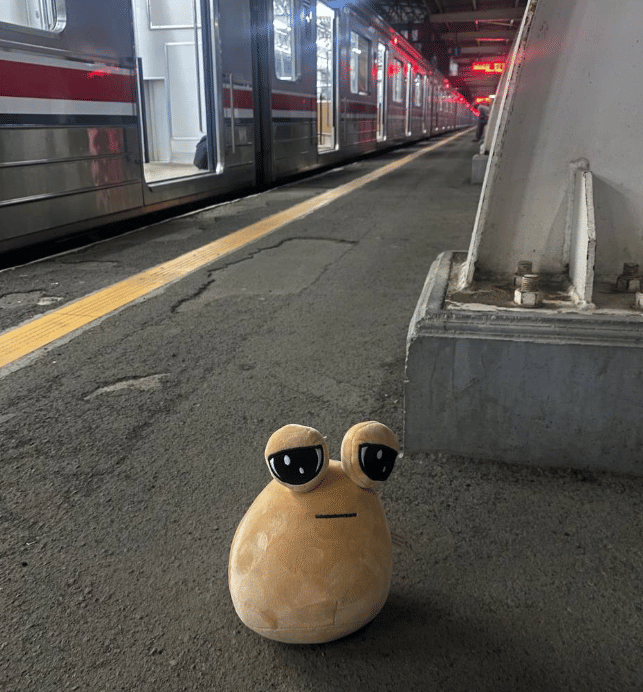 potret kocak boneka pou sedih (twitter.com/tanyarlfes)