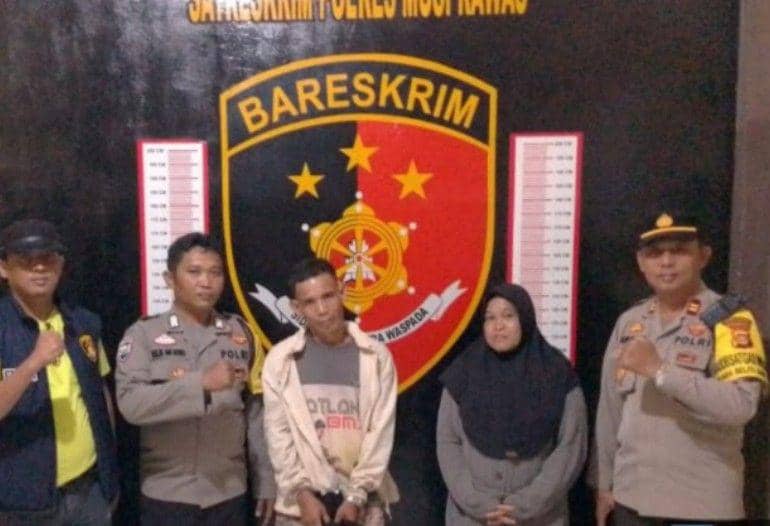 (Pelaku pembunuhan pekerja sawit di Musi Rawas saat diamankan Polisi) IDN Times/istimewa