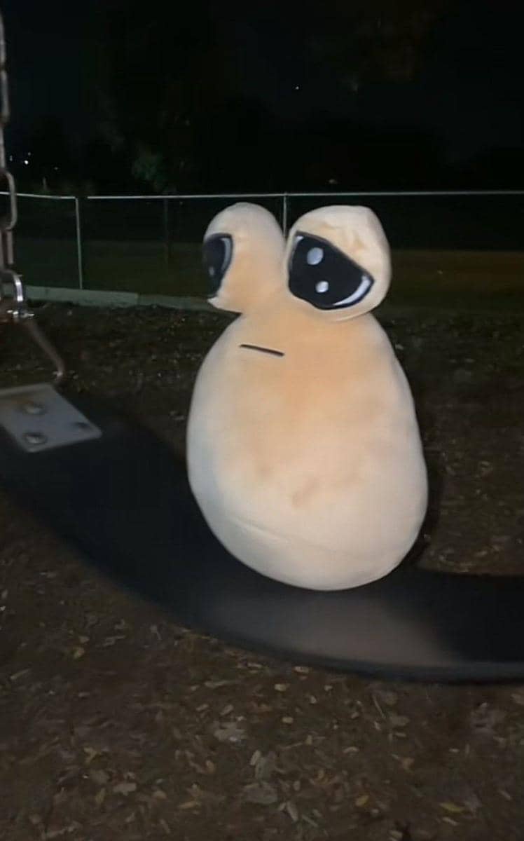 potret kocak boneka pou sedih (tiktok.com/poulifediary)