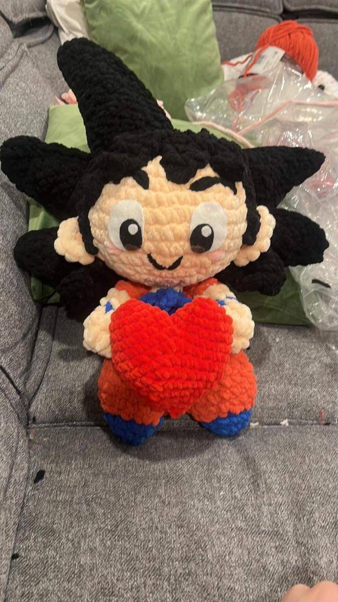 potret rajutan tangan bertema Goku (reddit.com/user/Cautious-Package1296)