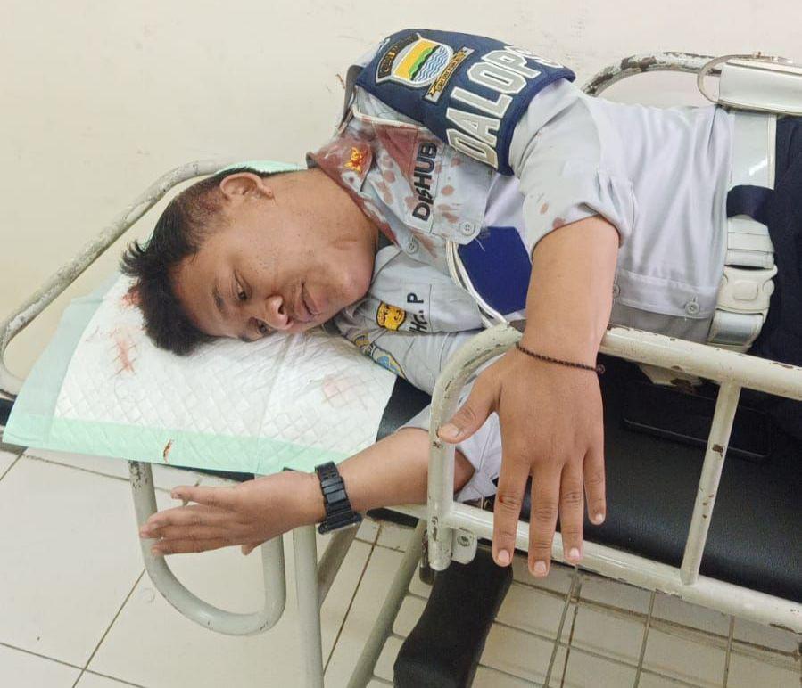 Tak Terima Ditegur, Warga Pukul Petugas Dishub Bandung hingga Berdarah