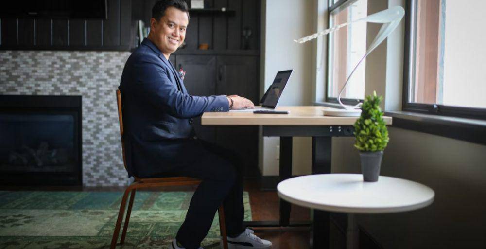 ilustrasi pria yang bahagia (unsplash.com/TheStandingDesk)