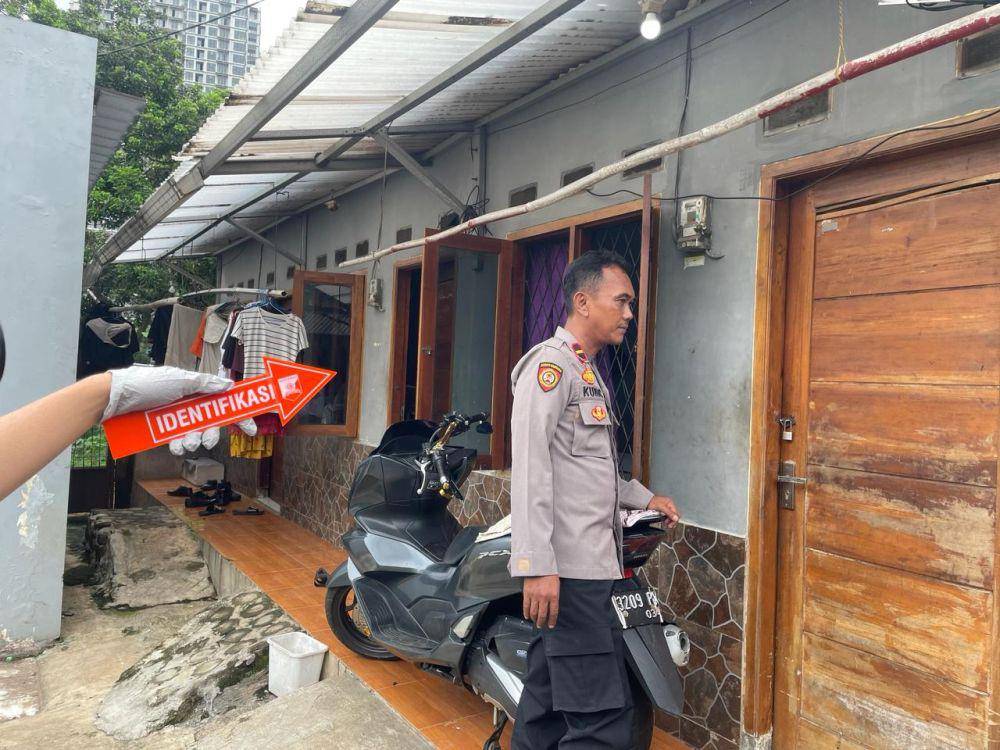 Anggota Polsek Cimanggis saat mendatangi penemuan mayat dalam kontrakan di wilayah Harjamukti, Cimanggis, Kota Depok. (Humas Polsek Cimanggis)