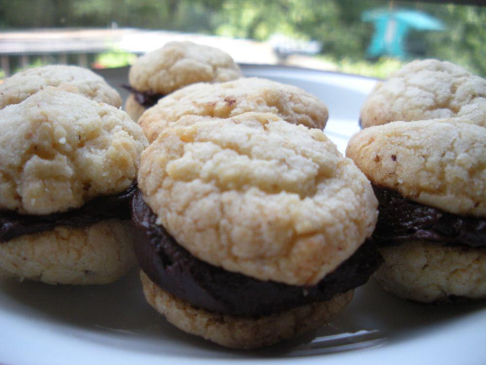 Resep Baci di Dama, Hazelnut Cookies  dengan Cokelat Meleleh di Mulut