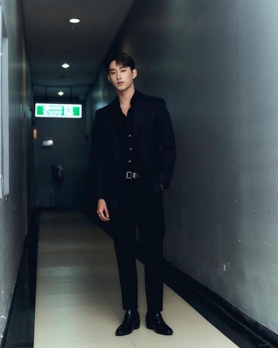 potret outfit serba hitam ala Est Sapha Sangaworawong (instagram.com/est_rvp/)